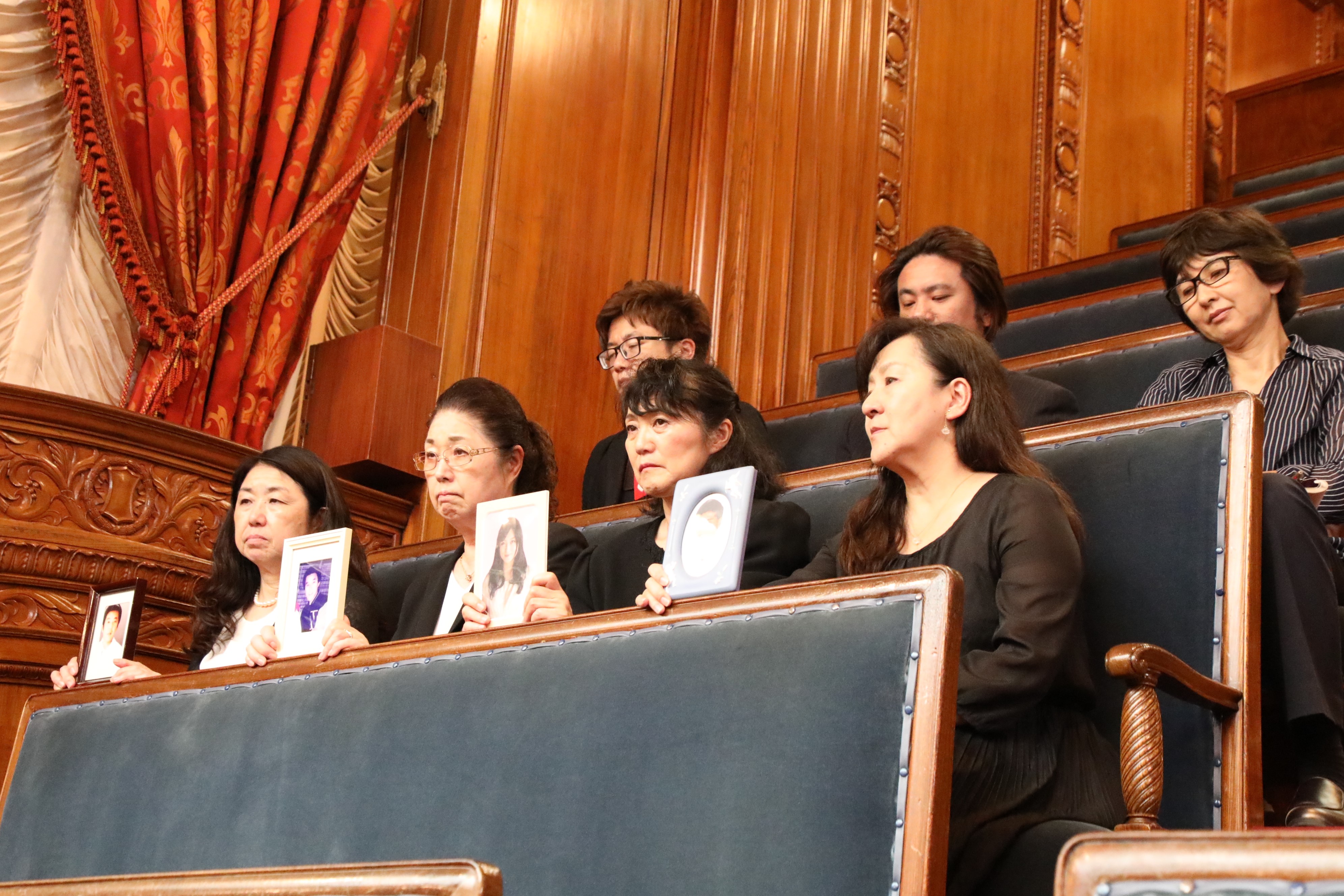 働き方改革関連法案の参院本会議採決を傍聴する「全国過労死を考える家族の会」の寺西笑子代表世話人（前列左から2人目）ら